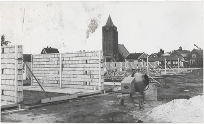 M 9416 Woningen in aanbouw, kerk op achtergrond, ws. Zoelen