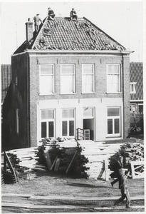M 9436 Afbreken huis achter bejaardentehuis Walstede ruimte vrijmaken nieuwbouw Walstede. Op de achtergrond het ...