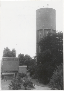 M 9463 Waterleidingbedrijf Tiel aan Fabriekslaantje. Rechts de Watertoren