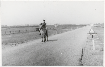 M 9469 Jonge man op paard, rijdend op landweg
