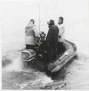 M 9512 Drie mannen in rubberboot met buitenboordmotor
