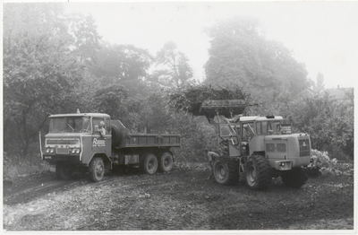 M 9515 Vrachtwagen Roseboom Ede en traktor verwijderen groenafval