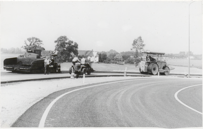 M 9543 Wegwerkzaamheden, weg in aanleg, wals, asfaltmachine