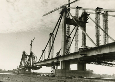 M 955 De Prins Willem Alexanderbrug is in aanbouw. Met de bouw van deze brug is de combinatie Tielse brug, de ...