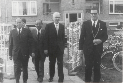 M 9599 Opening gebouw TEC, burgemeester Borrie met vier heren gaan door een hek.