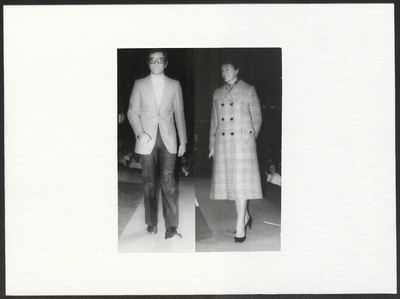 9604 Modeshow modehuis Blijdesteijn, man en vrouw tonen kleding