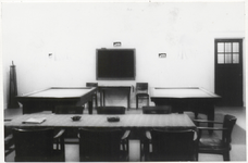 M 9616 Lokaal met twee biljartafels, een schoolbord, tafel met aantal stoelen.