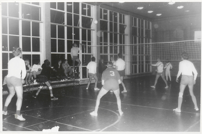 M 9631 Volleybal wedstrijd in sporthal, waarschijnlijk aan Cambier van Nootenlaan