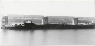 M 9633 Aanmeren boten bij betonnen aanlegsteiger Prins Bernhardsluis