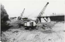 M 9637 Waarschijnlijk uitgraven grond voor aanleg Amsterdam-Rijnkanaal; brug met pijlers zichtbaar, op de brug twee ...