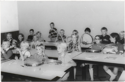 M 9651 Leerlingen muziekschool, jonge kinderen aan tafels met instrumenten