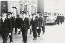 M 9684 Begrafenis hr. Meijer. De rouwstoet op de Hoogeindsestraat, voorafgegaan door aantal mannen in uniform.