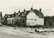 M 973 De huizen die gelegen zijn aan de Nieuweweg. Geheel rechts zijn de huizen gesloopt voor de aanleg van de ...