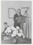 M 9752 Toespraak Burgemeester mr. dr. A.A.H. Stolk, op de achtergrond twee grote letters D Z.