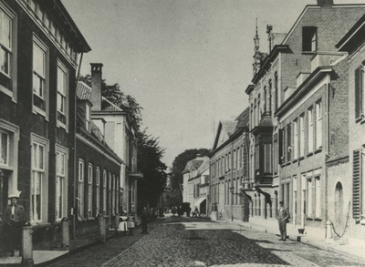 976 De Ambtmanstraat. Het woonhuis, links, heeft plaats gemaakt voor het tegenwoordige stadhuis. Tiel, 1910-1920.