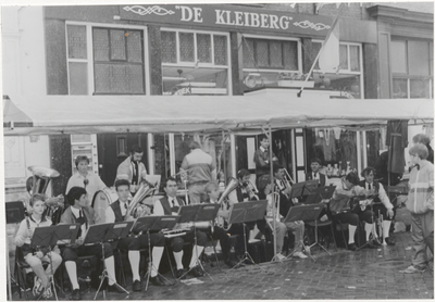 M 9842 Blaasorkest in Kleibergsestraat