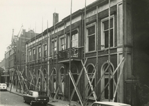 M 990 Het pand Visser , gelegen aan de Ambtmanstraat tijdens de verbouwing