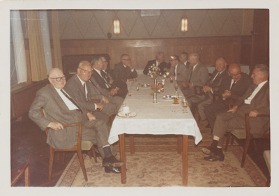 M 9918 Vergadering oud-Theole. Jan de Ros, Sjef Athmer, Maarten Dingemans (de nieuwe secretaris-penningmeester), ...