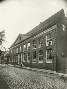 992 Het Oud-Burger Mannen- en Vrouwenhuis, gelegen aan de Ambtmanstraat. Tiel, 1920-1929.