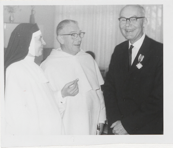 M 9946 Onderscheiding dhr. Prummel . V.l.n.r.: zuster Stephania, pastoor Van Zijl, dhr. Prummel