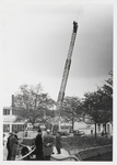 M 9969 Uitproberen brandweerladder brandweer hoek St. Walburgbuitensingel/Veemarkt. V.l.n.r.: Gemeentesecretaris ...