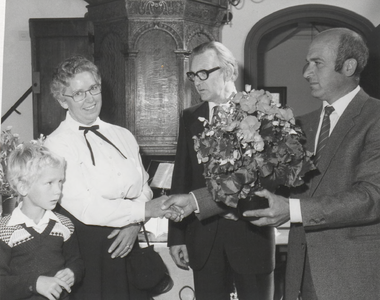 0690-100 In de Hervormde kerk overhandigt dhr. J. van Mourik een bloemstuk aan mevr Lagemaat. In het midden staat ds. ...