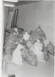 0690-2407 Archiefstukken in plasticzakken tijdens de verhuizing.