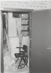 0690-2422 Aanvoer rolkasten in de kluis van het archief op Achterbonenburg.