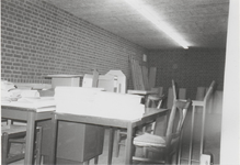 0690-2423 Opruimen voor rolkasten in de kluis van het archief op Achterbonenburg.