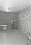 0690-2425 Dhr. W. Veerman bezig met stofzuigen voor het plaatsen van de rolkasten in de kluis van het archief op ...