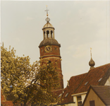 0690-2694 Gezicht op de kerktoren van uit de Rodeheldenstraat.