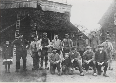 2957 ca.1920. Boer met personeel, op de achtergrond een hooiberg.