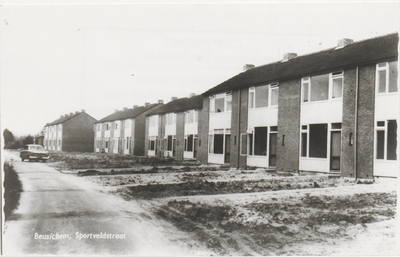 0690-3256 nieuwbouw woningen in de Sportveldstraat ca. 1960. repro van ansichtkaart.
