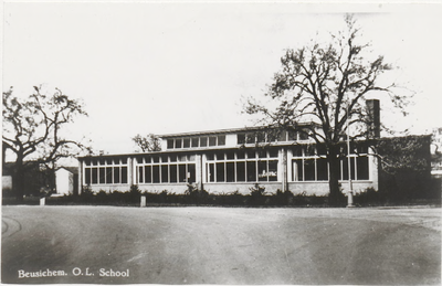 0690-3258 Basisschool ca. 1963, thans dorpshuis 't Zoetzand. Repro ansichtkaart.
