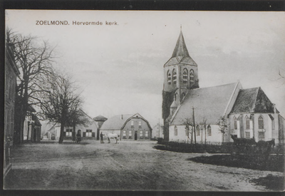 0690-3259 N.H. kerk met Dorpsplein ca. 1935. repro ansichtkaart.