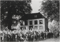 0690-3476 Bevrijding 1945, Amerikaansetank voor huis Landzicht te Kerk-Avezaath