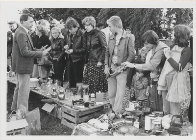 0690-3485 Rommelmarkt voor de kerk.