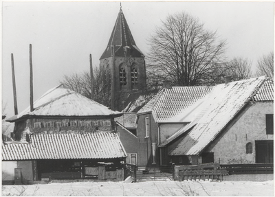 0690-3626 Boerderij met toren van de Ned. Herv. Kerk in de winter.