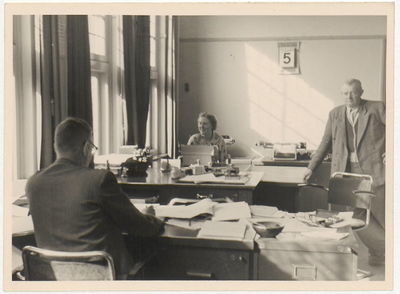 0690-3649 Medewerkers in het kantoor van het gemeentehuis, staande dhr. M.v. Eck, gemeentebode.