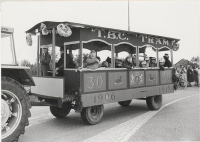 0690-3687 Optocht met wagen jubileum uitbeelding T.B. C. tramlijn 1906-1918.