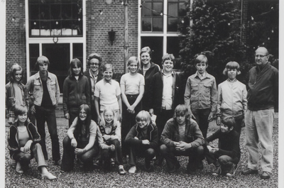 0690-3810 [Klassenfoto met hr Veldhorst, mw. en onderwijzeres (?). ] Bij jeugdher-berg Heidebloem in Driebergen.