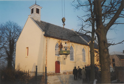 0690-3887 Even nog proefdraaien voor het plaatsen van het haantje op het torentje van de kerk.