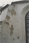 0690-3922 Detail van het pleisterwerk aan de kerk voor de restauratie van 1993.