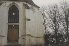 0690-3923 De oost gevel van de kerk voor de restauratie van 1993.