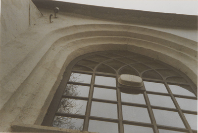 0690-3924 Detail van een raam in de kerk voor de restauratie van 1993.