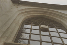 0690-3924 Detail van een raam in de kerk voor de restauratie van 1993.