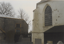 0690-3925 Gedeelte noord gevel van de kerk, begraafplaats en voormalige pastorie voor de restauratie van 1993.