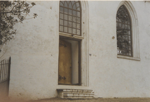 0690-3930 Toegangsdeur in de zuid gevel van de kerk voor de restauratie van 1993.