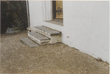 0690-3932 Stoepje bij de ingang in de zuid gevel voor de restauratie van 1993.