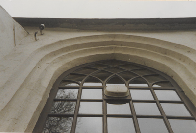 0690-3936 Detail van een raam van de kerk voor de restauratie van 1993.